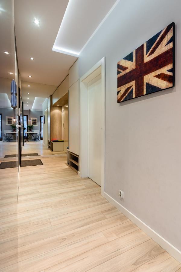 Elegant Business Accommodation With Parking - By Upstairs Красков Екстериор снимка